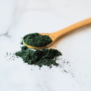 Spirulina Löffel grün — Bio Spirulinapulver Verwendung | Herzlich Natur