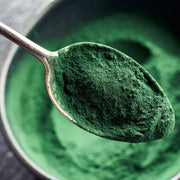 Spirulina Pulver im Löffel — Bio Mikroalge Nahaufnahme | Herzlich Natur